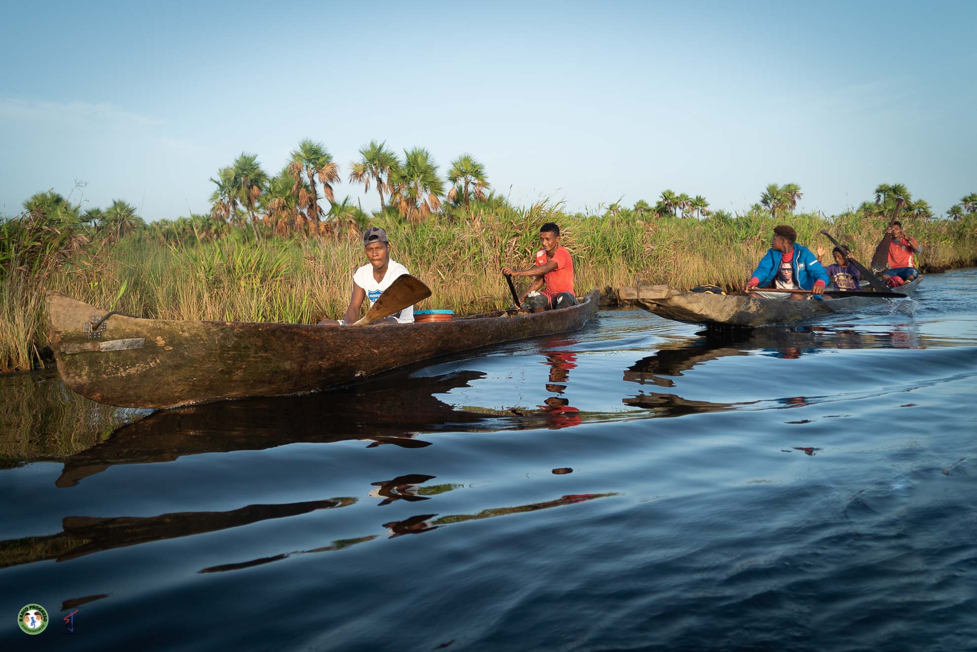 Personas en lancha camino a la mosquitia