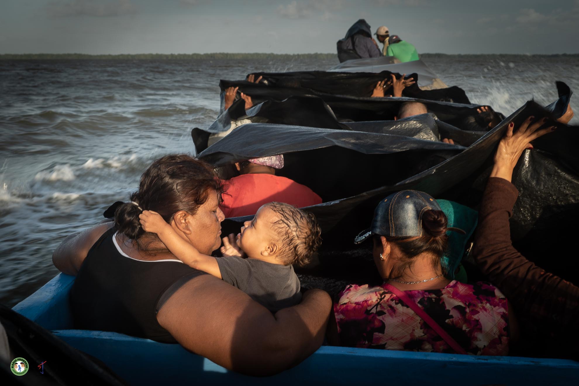 Personas en lancha camino a la mosquitia